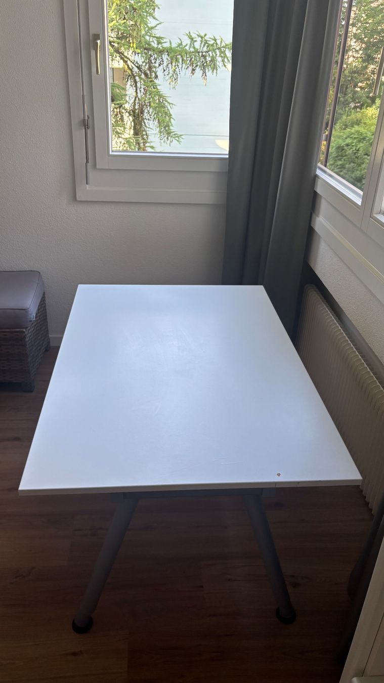 Bureaux: Schreibtisch zu verschenken – D'occasion à Lachen SZ par reb_j85z