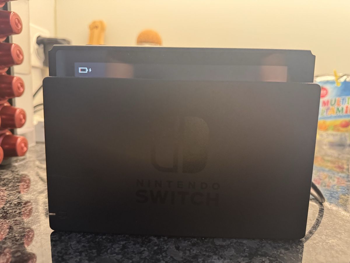 Nintendo Spiele: Nitendo Switch Set mit einem Spiel – Gebraucht aus Rorschach von med_cg8c 1