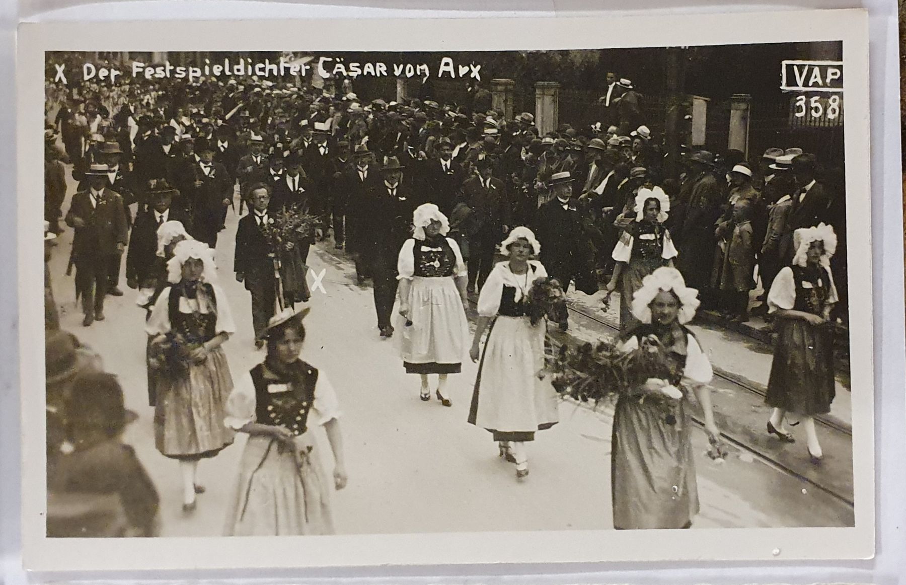 Cartoline postali: Bern - 8 alte Ansichtskarten Umzug Trachten – Usato da Kreuzlingen venduto da Rschweiz1 7