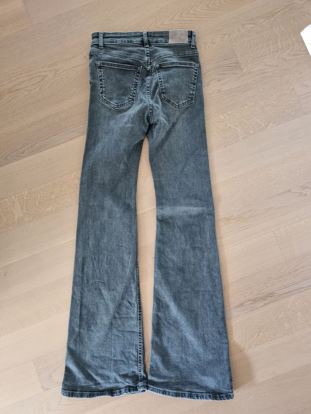 Pull&Bear Jeans: High-Waist-Flared Jeans von Pull&Bear in Gr. 34 – Usato da Wiesendangen venduto da kauftipp 1