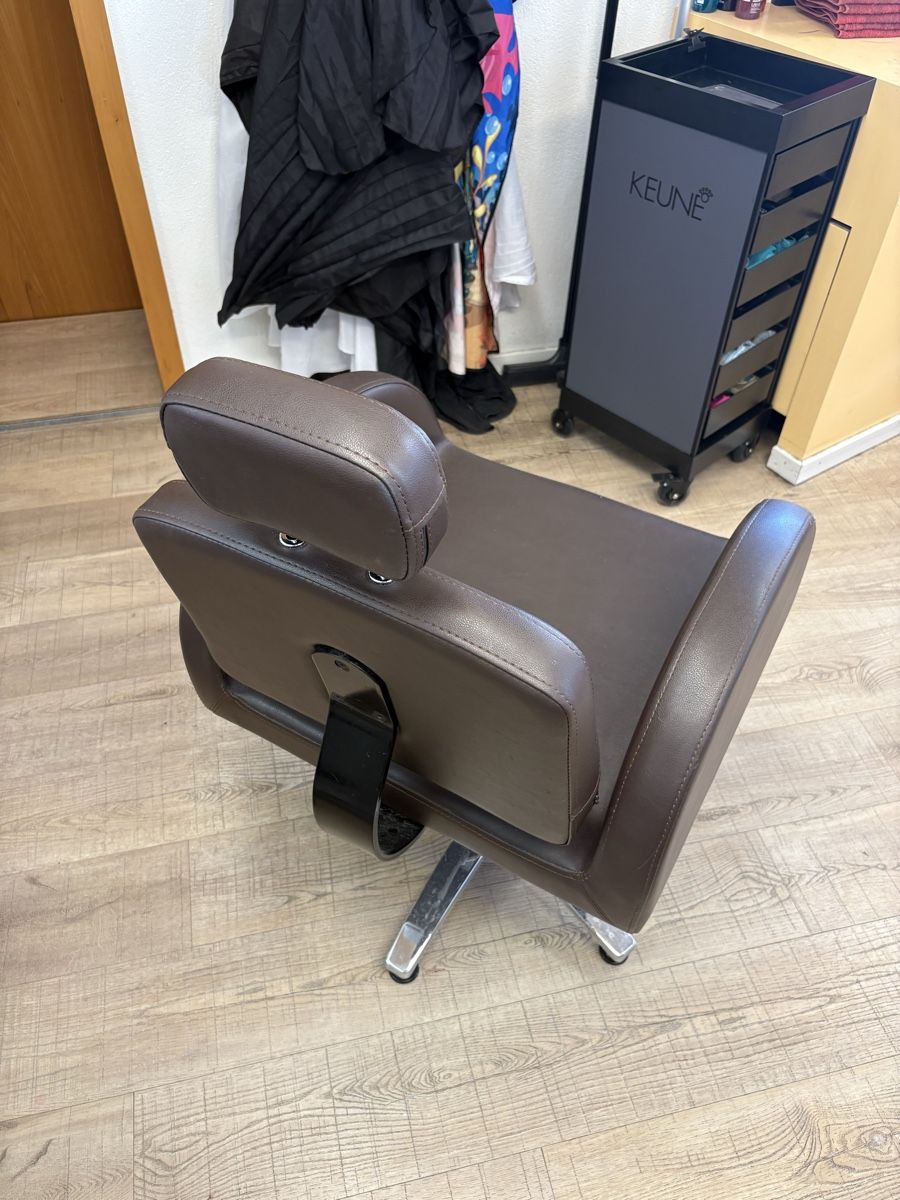 Poltrone: Friseurstuhl / Coiffeur Sessel Braun – Usato da Hochfelden venduto da Gugi0172 1