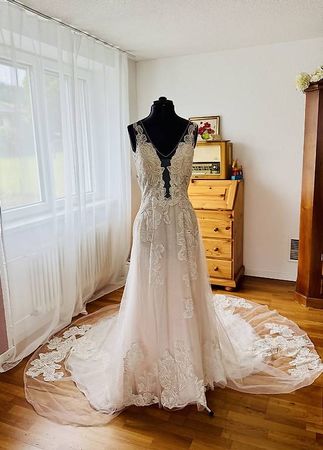 NEU! Traumhaftes A-Linie Brautkleid mit romantischen Blüten