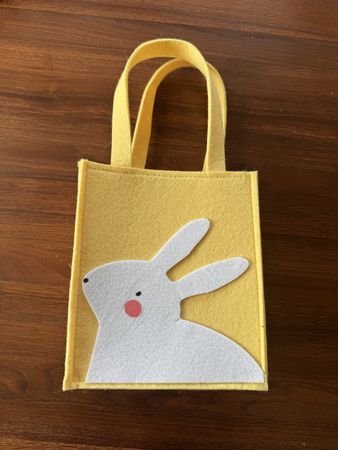 Gelbe Filztasche mit Hasenmotiv, Oster Körbli
