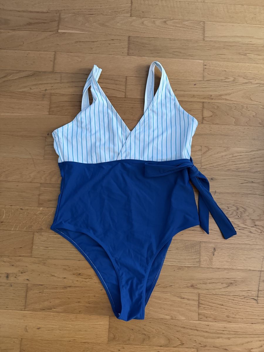 Costumi da bagno & Bikini: Sommerlicher Badeanzug, blau-weiss gestreift – Usato da Pratteln venduto da ren_mc9r