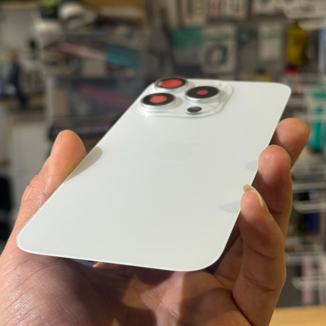 Apple Handys / Smartphones: Vitre Cache Arrière iPhone 15 Pro max - Blanc – Neu und originalverpackt aus Morges von DA-repa 2