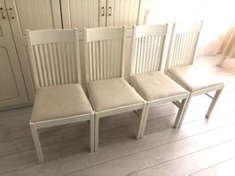 4 weisslakierte Holz Stühle