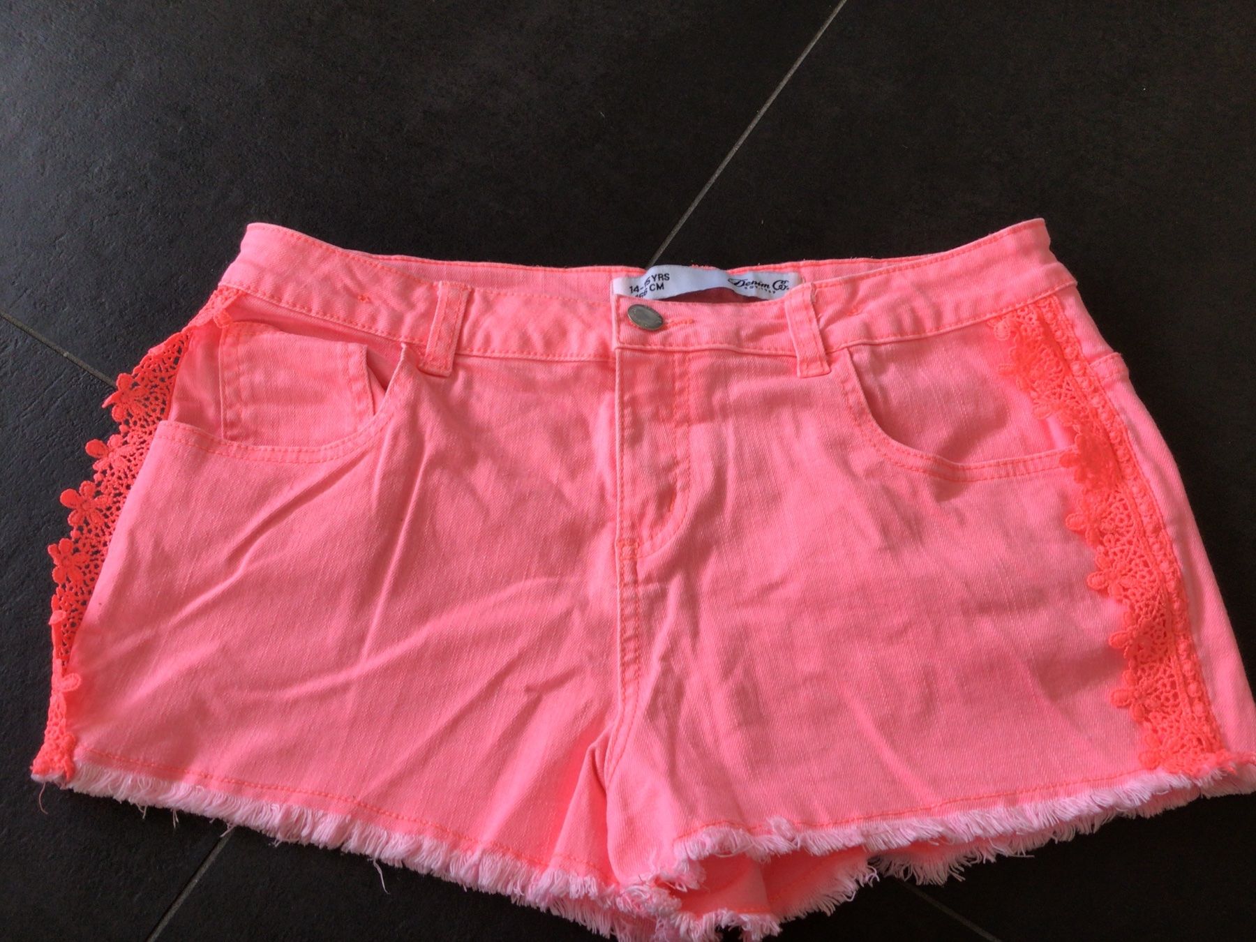 Pantaloni: Shorts, Grösse 166, in tollem Korall – Nuovo (secondo la descrizione) da Matten b. Interl venduto da MrMrsUSA