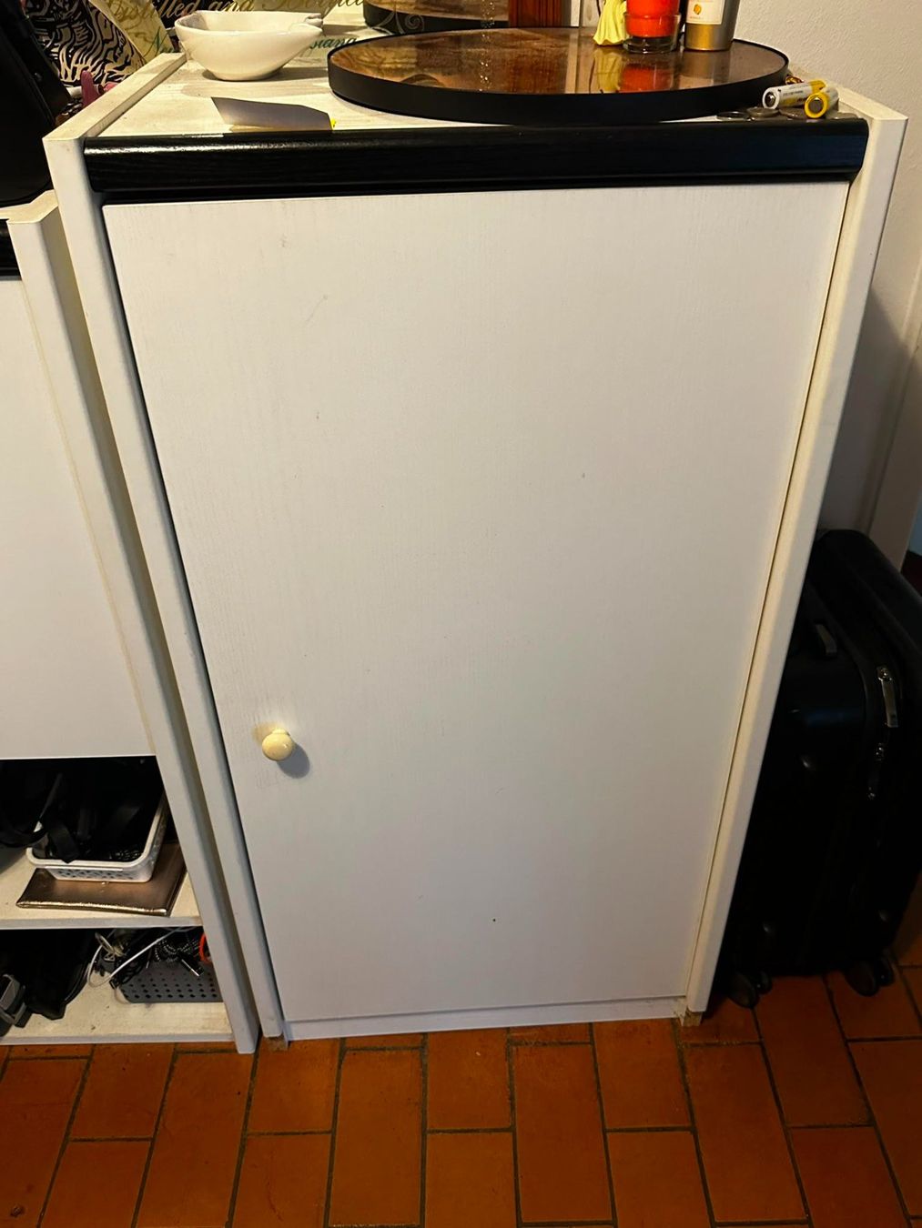 Ikea Armadi: Schrank weiss mit 3 Tablaren – Usato da Ballwil venduto da Vielzocker