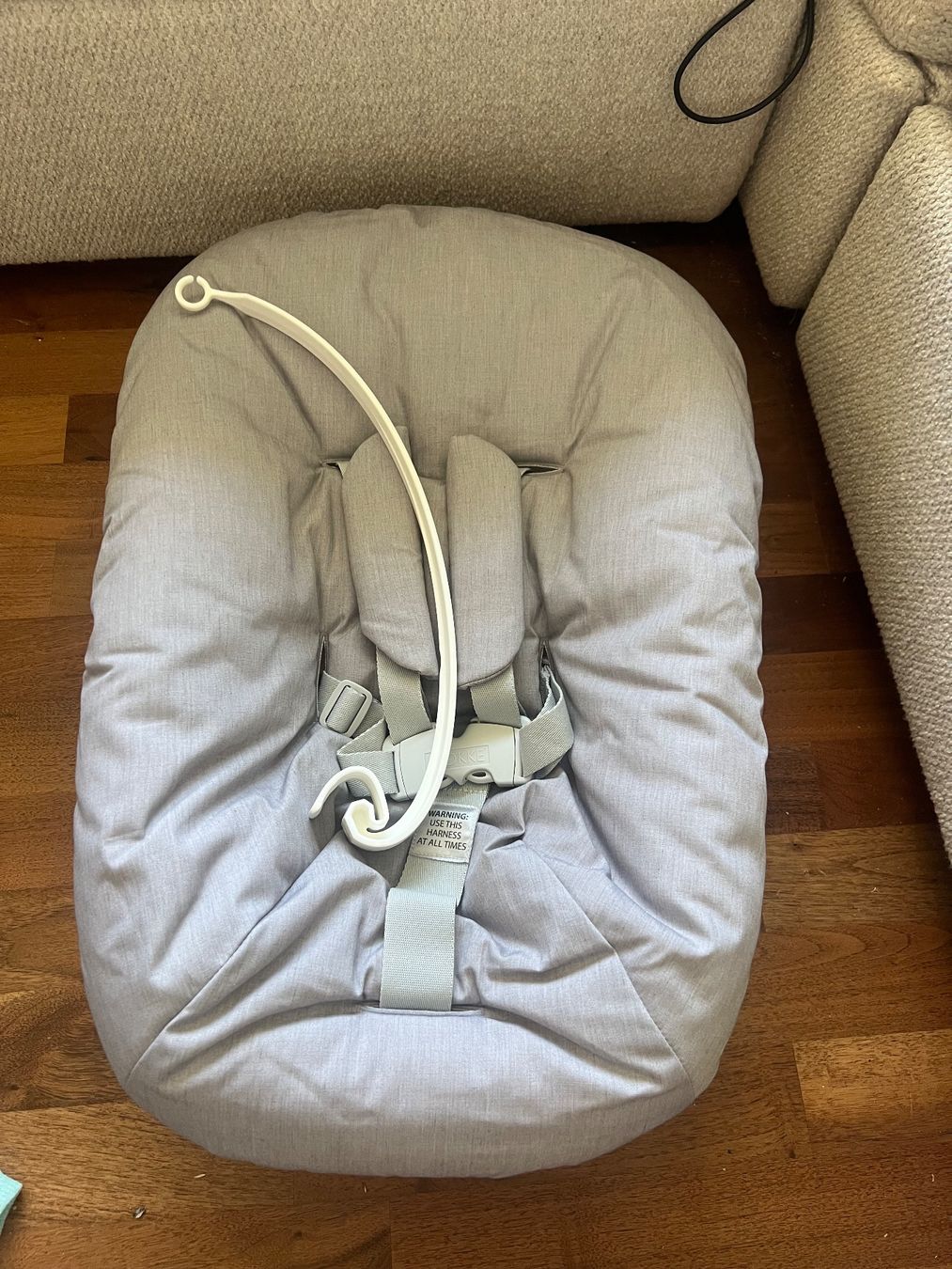 Stokke Chaises hautes: Newborn Set mit Spielzeughalter Light Grey – D'occasion à Jona par Sariksa 4