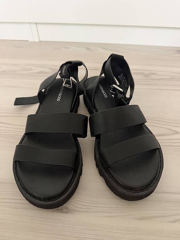 Chaussures femmes: Schwarze Riemensandalen, Gr. 38 – D'occasion à Frauenfeld par _vivano_ 1