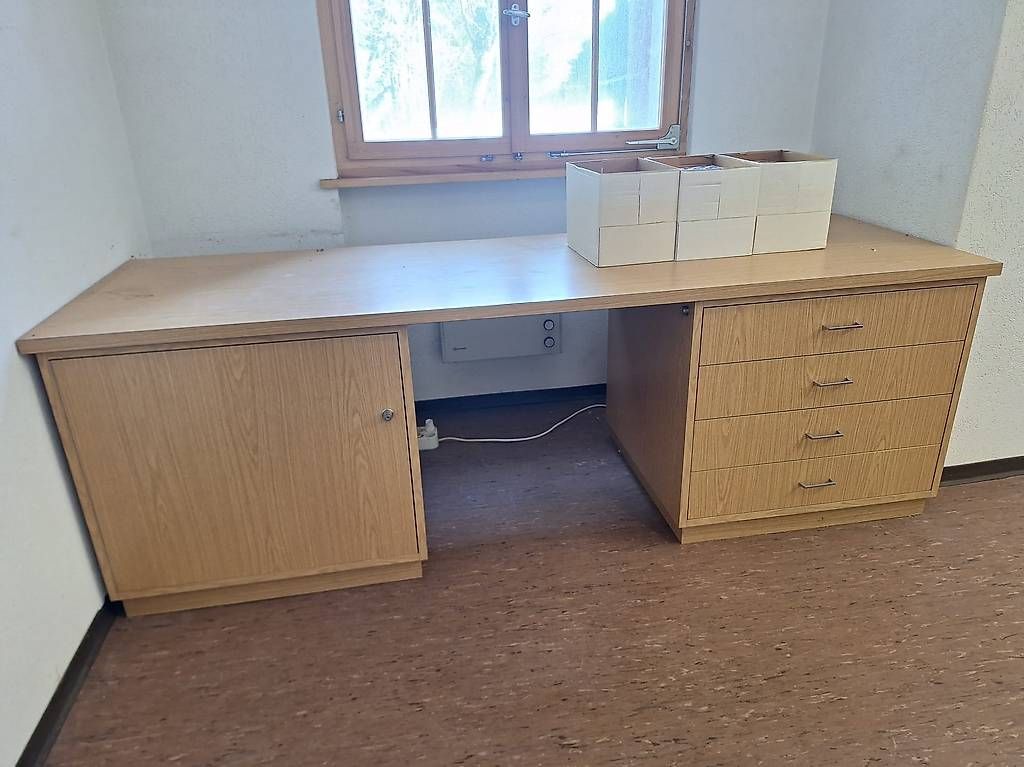 Scrivanie: Zu verschenken Büro Arbeitstisch – Usato da Flumserberg Bergh venduto da ali_bnr8
