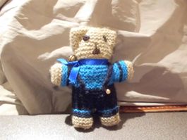Teddy Bär, grau/blau gestrickt