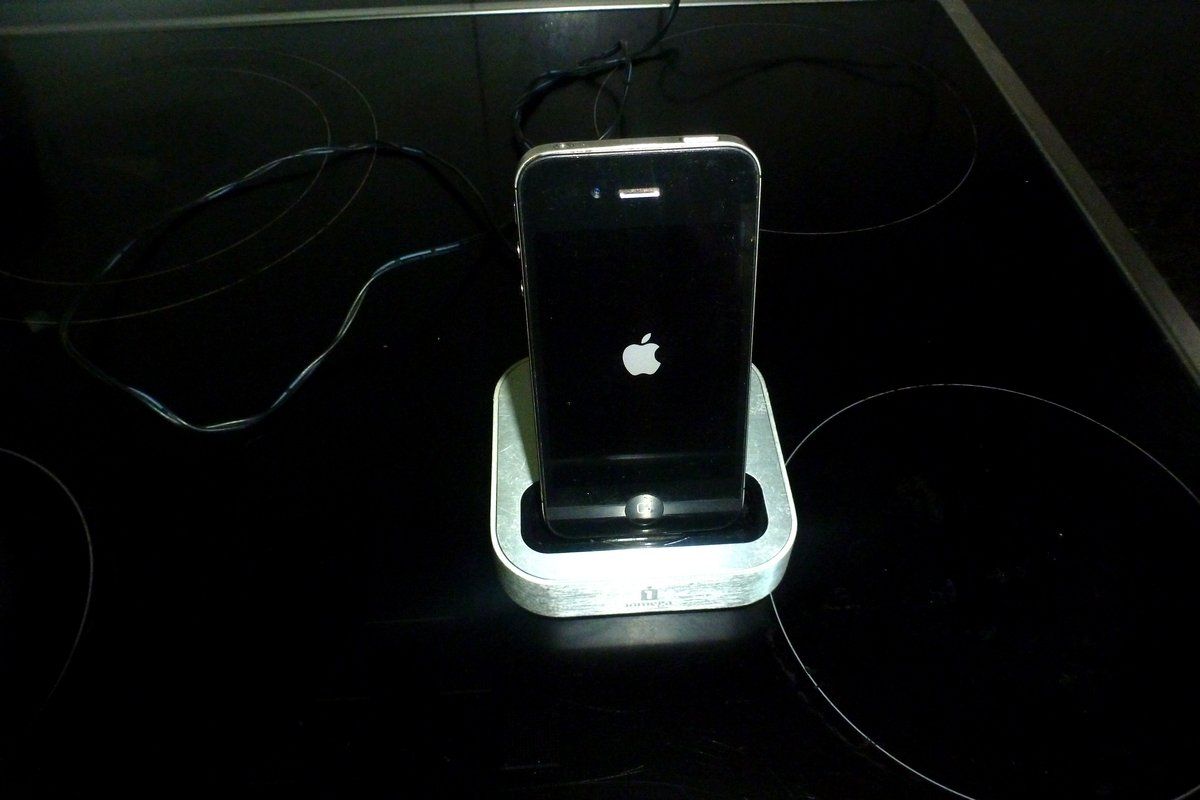 Apple Caricabatterie: Iphone 4/4s Ladegerät mit SD Slot & Ladegerät – Usato da Emmen venduto da newdeal1970