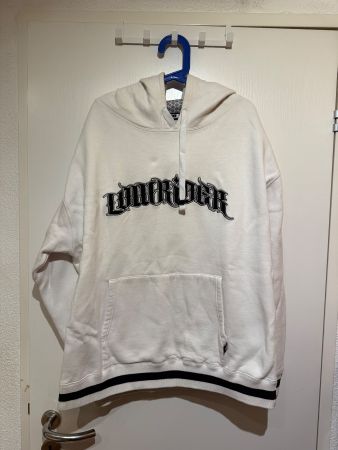 Weisser Lowrider Hoodie - Perfekt für den Übergang!