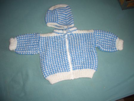 Gestrickte Babyjacke mit Mütze blau weiss Grösse 80