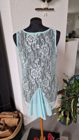 Langes Shirt mit Strass-Steinen und Spitze von Miss Charm
