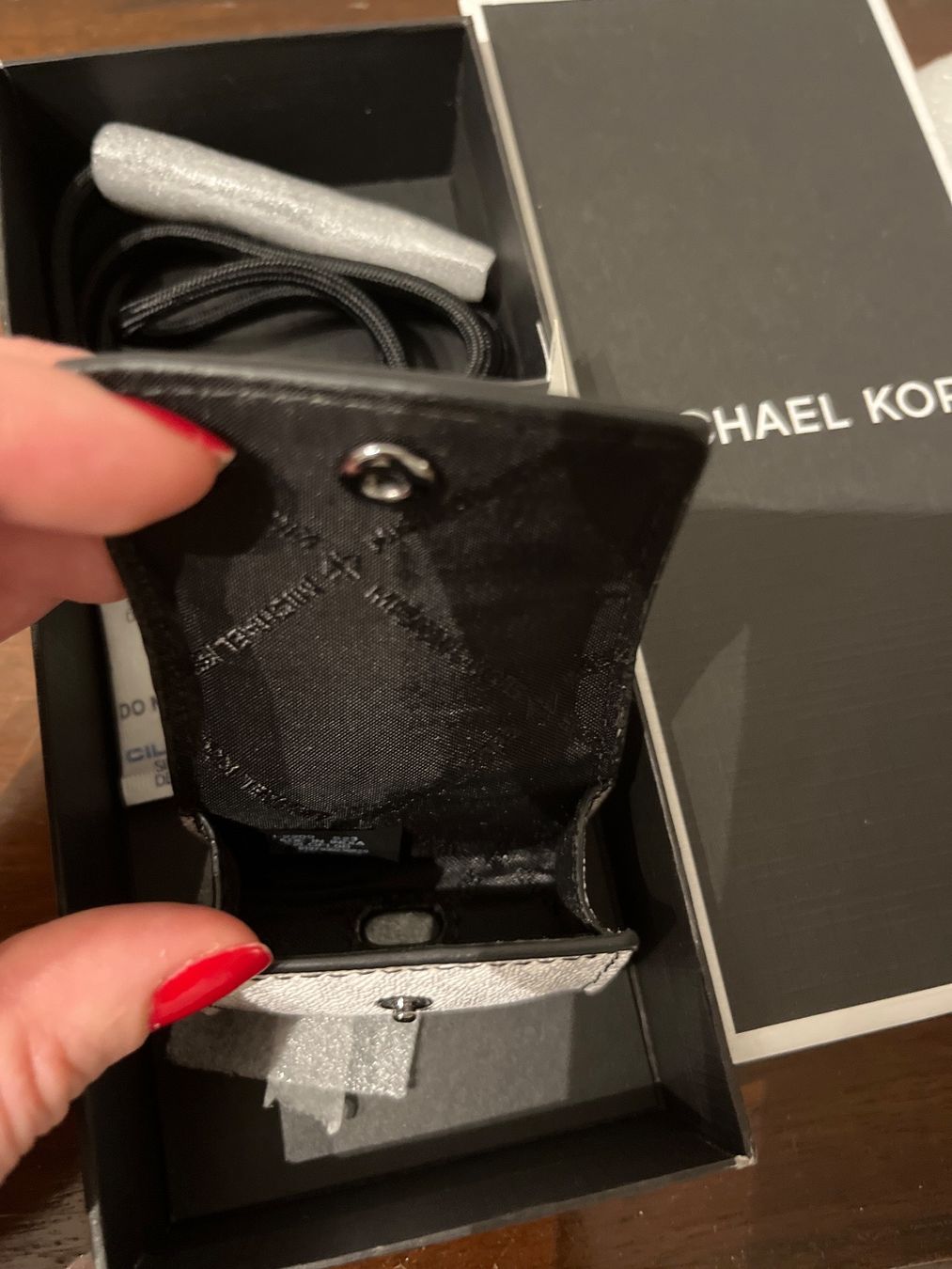 Michael Kors Cover & Protezioni schermo: Michael Kors - Airpod Case mit Umhängeband, Hellweiss – Nuovo e nell'imballaggio originale da Luzern venduto da Jiggy_8898 6
