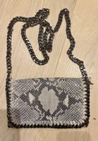 Sac à bandoulière cuir imprimé serpent chaîne gris acier