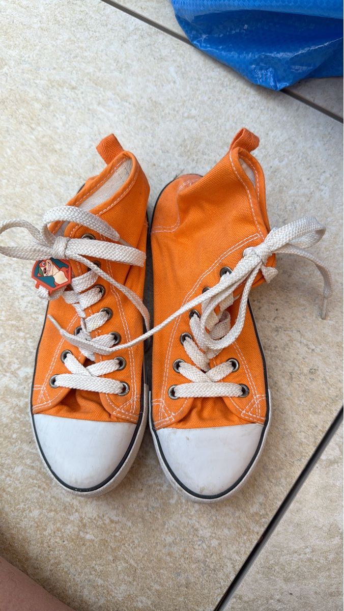 Scarpe per ragazzi: Baskets type Converse All Star orange montantes taille 35 – Usato da Blonay venduto da Simba1094