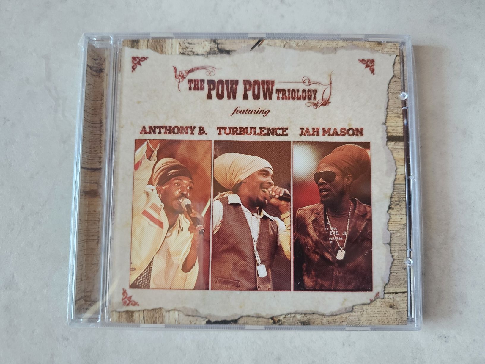 CD: The Pow Pow Trilogy  /  Fabrikneu – Nuovo e nell'imballaggio originale da Schneisingen venduto da backstore24