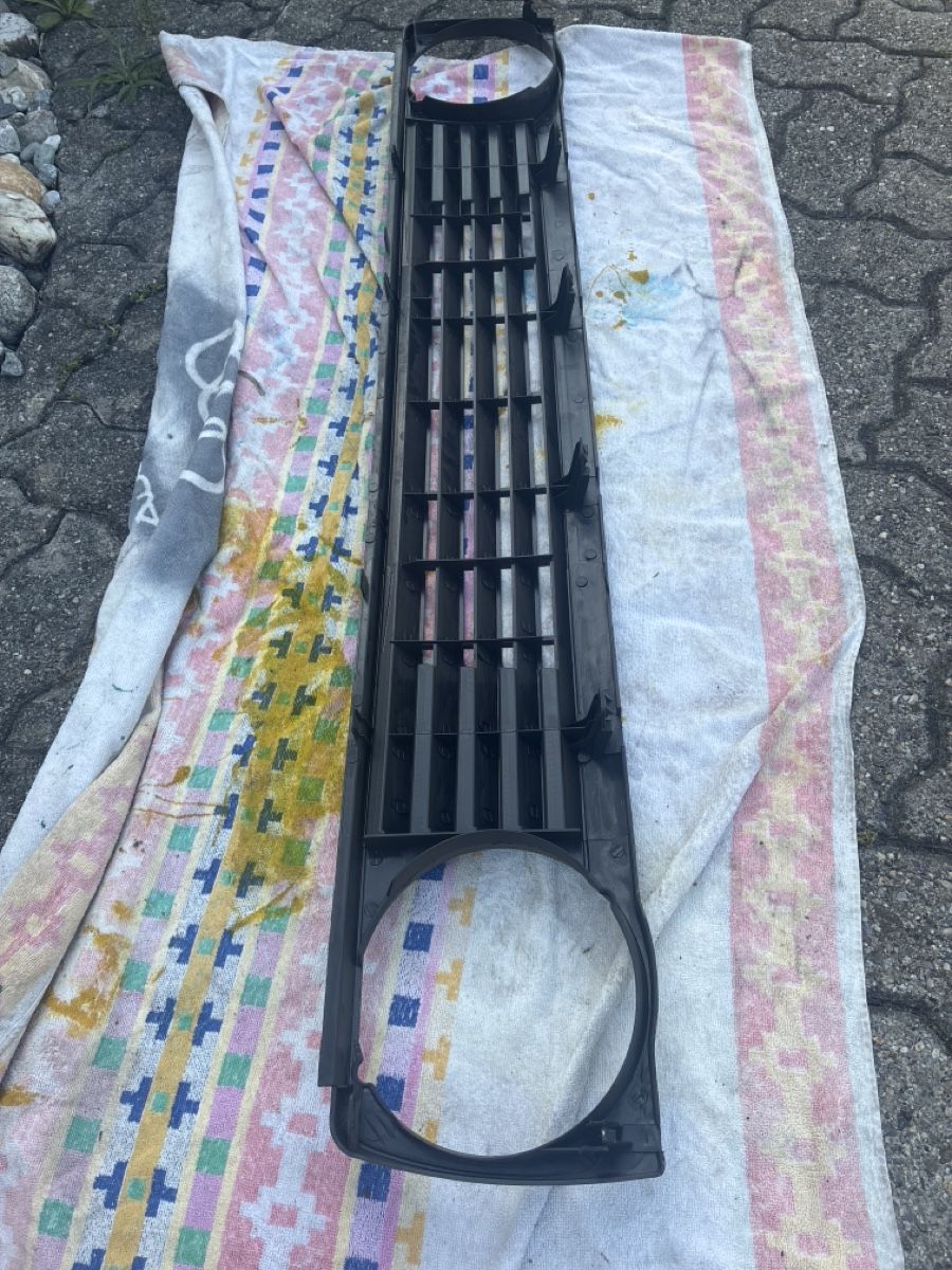 VW Tutti pezzi di ricambio auto: VW Golf 2 Kühlergrill ohne Emblem Tuning – Usato da Felsberg venduto da schwarzin 3