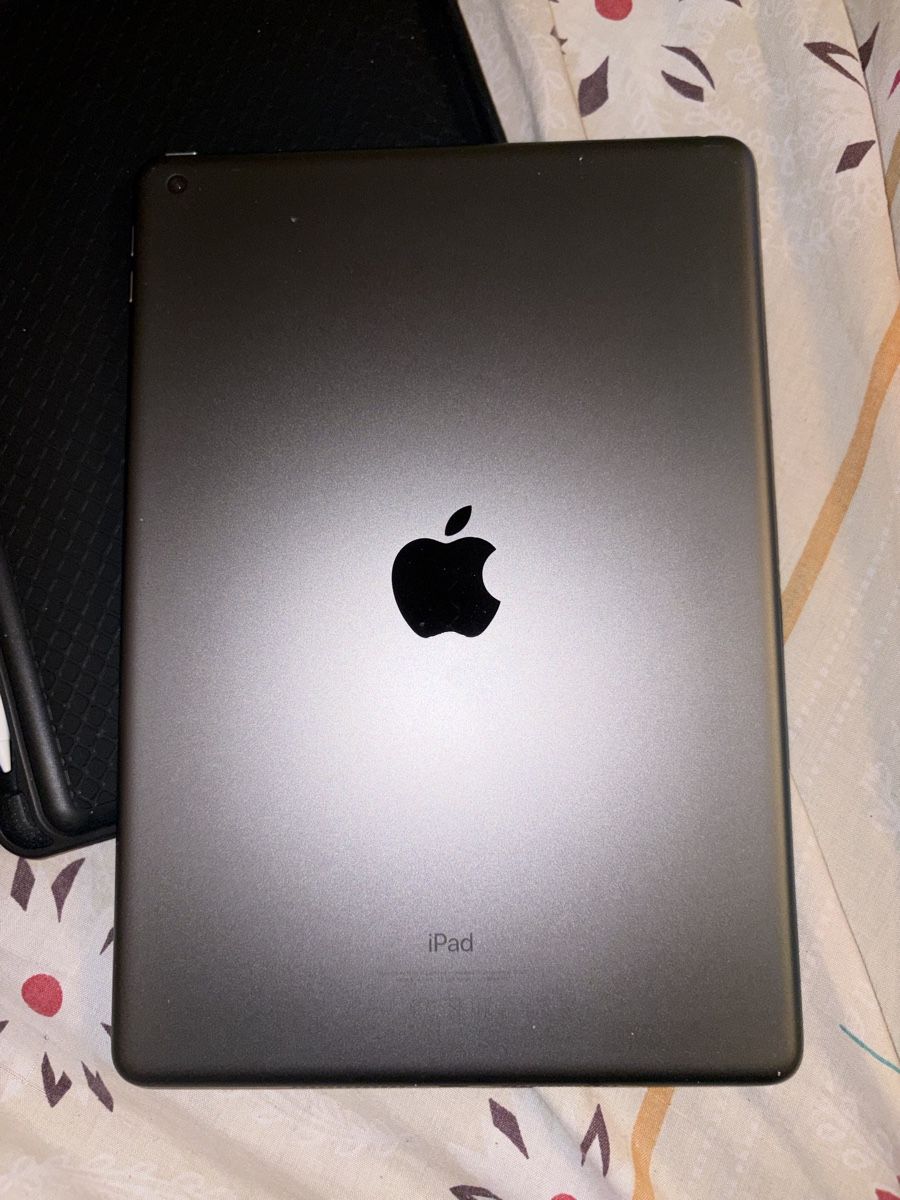 Apple Tablet PC: iPad 7th Gen 32GB Grey with Keyboard Case + Stylus – Usato da Genève venduto da jul_2fzv 7