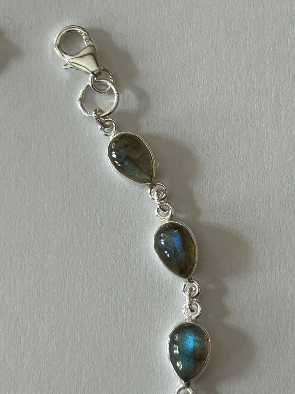 Armbänder & -reifen: Armband aus Sterling Silber & Labradorit Steinen – Neu und originalverpackt aus Innertkirchen von Glatthard-Interior 1