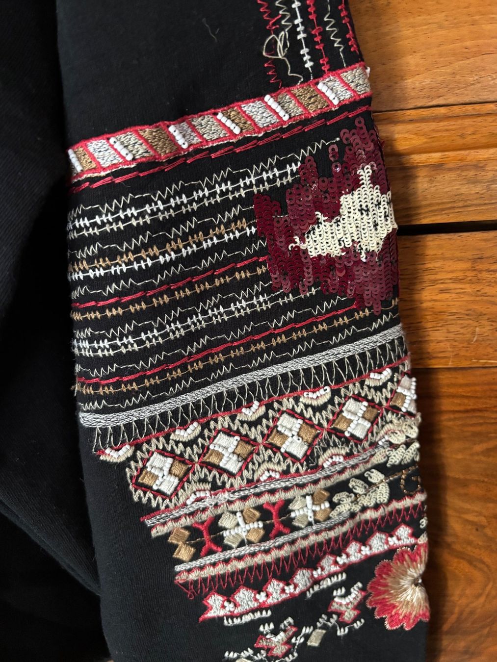 Zara Maglioni & Felpe: Pull noir à capuche avec motifs cousus, taille M – Usato da Grand-Lancy venduto da hip_2rbd 2