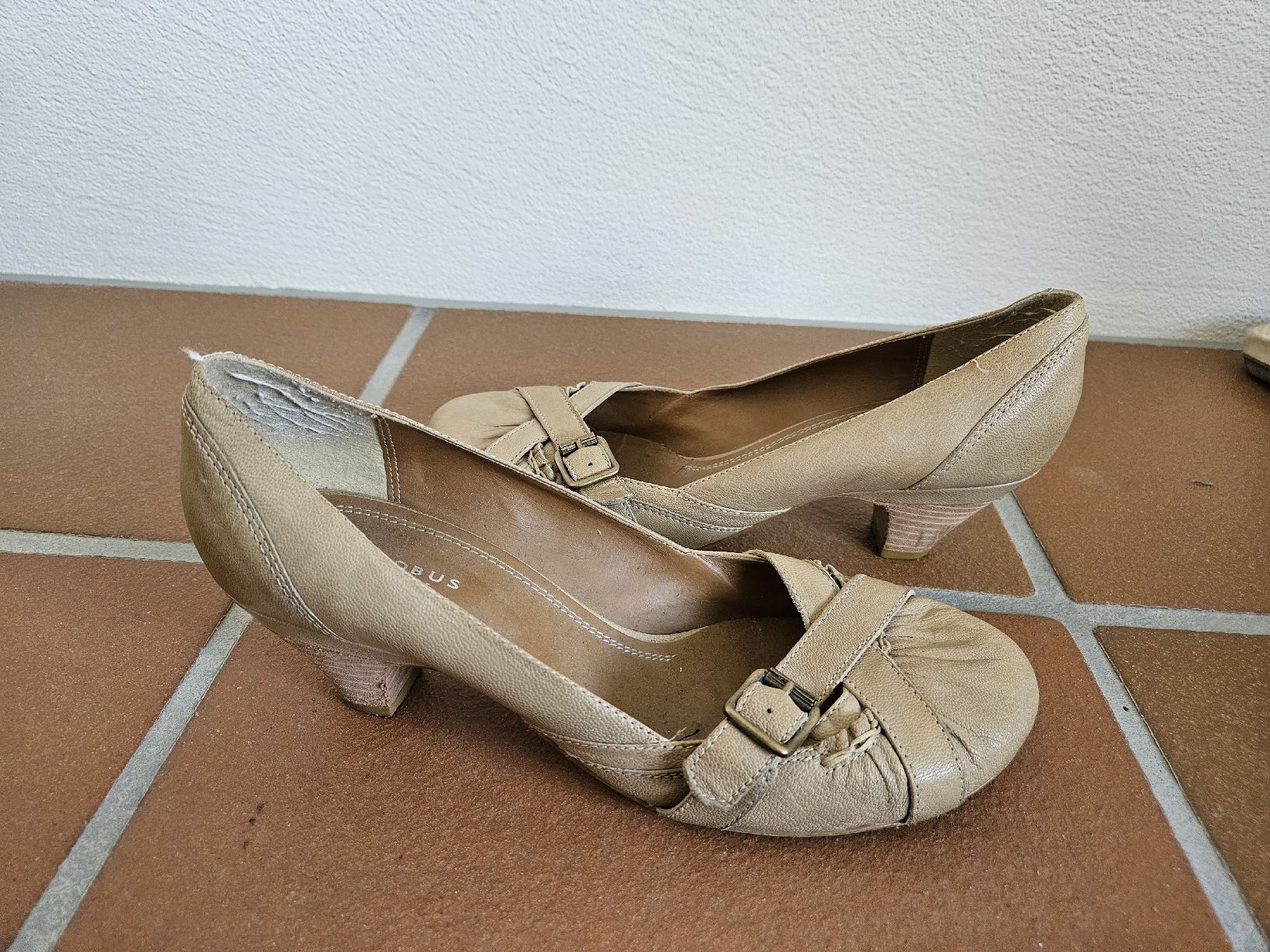 Globus Scarpe da donna: Globus Pumps Leder beige Gr. 40  – Usato da Eschenbach SG venduto da MarThu