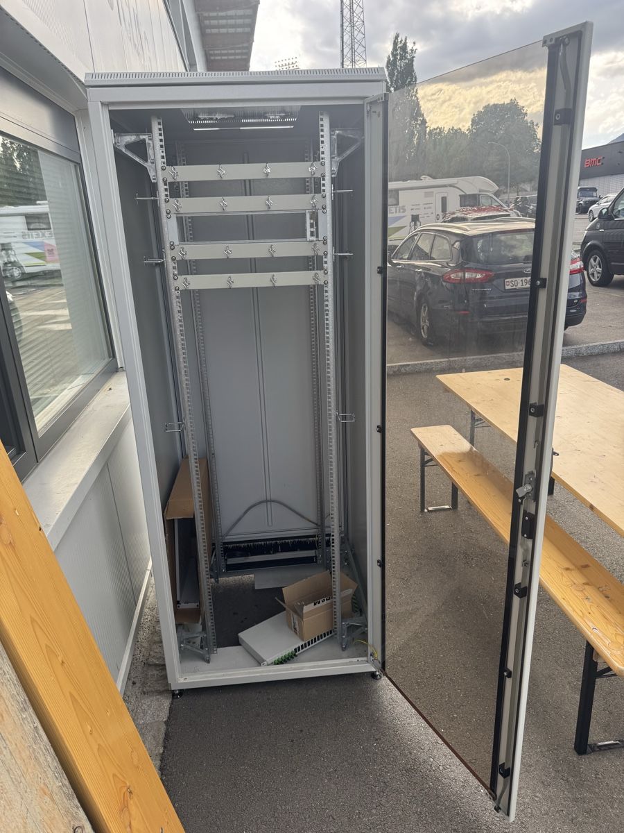 Armadi: Serverschrank Abschliessbar – Usato da Sursee venduto da sim_meier 2