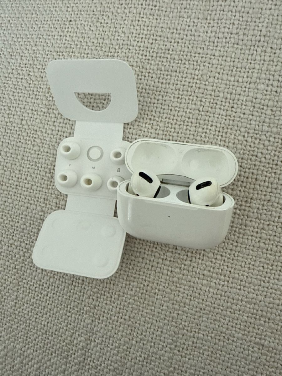 Apple Kopfhörer: Apple AirPods Pro 1st Generation with Case and Eartips – Gebraucht aus Oberägeri von sel_br7m
