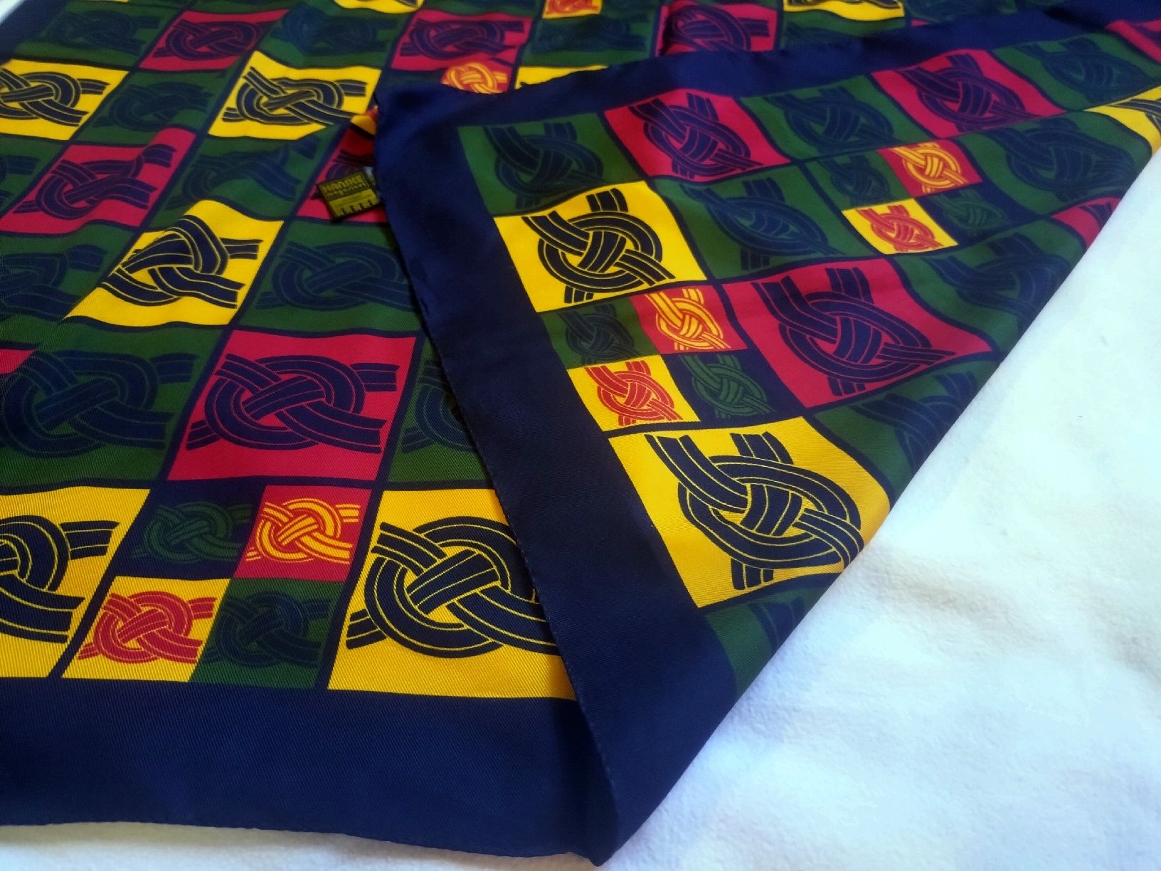 Foulard & Sciarpe: Foulard HANSKE magasinet  – Usato da Farvagny-le-Grand venduto da LaCaverne 5