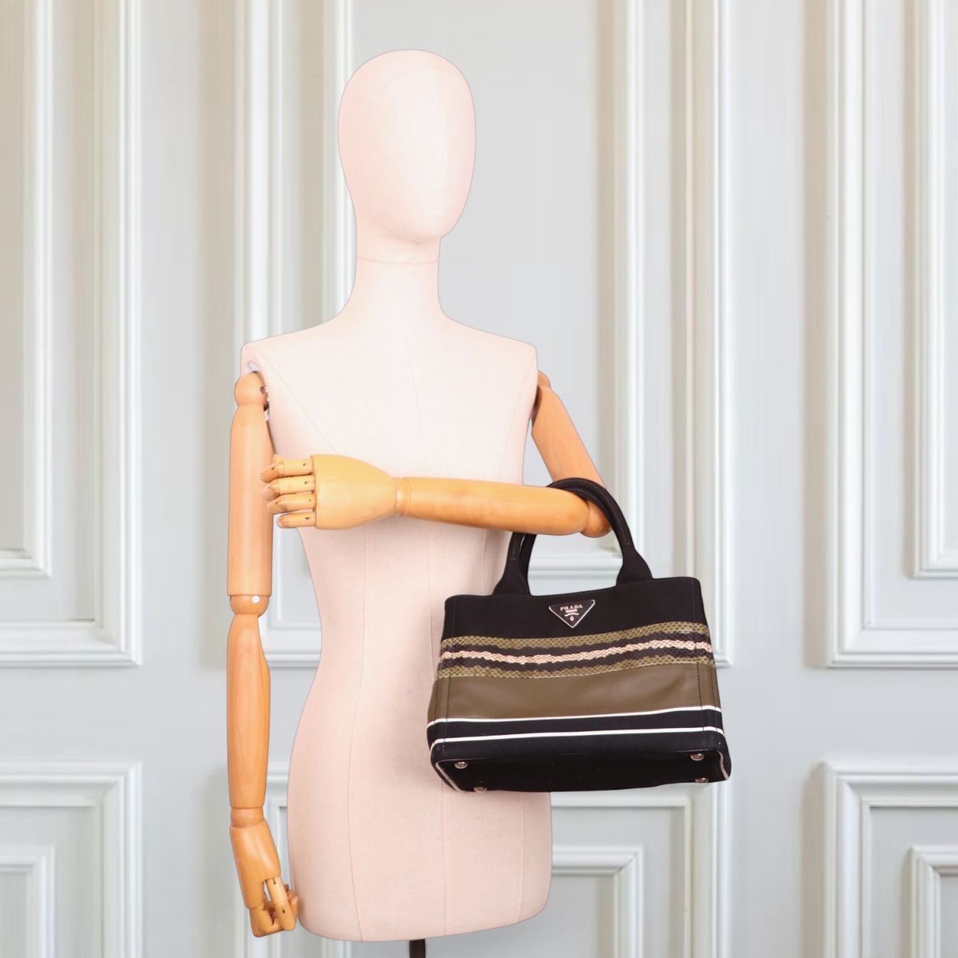 Prada Taschen für Damen: Prada Canapa schwarz/grün – Gebraucht aus Binningen von Designerlabels 1