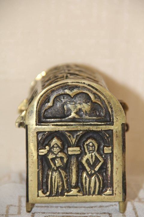 Coffres: Antique  coffret en bronze . – D'occasion à Praz (Vully) par pikuluka1 6