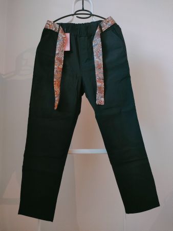 Wunderschöne Damen Hose schwarz mit Gürtel