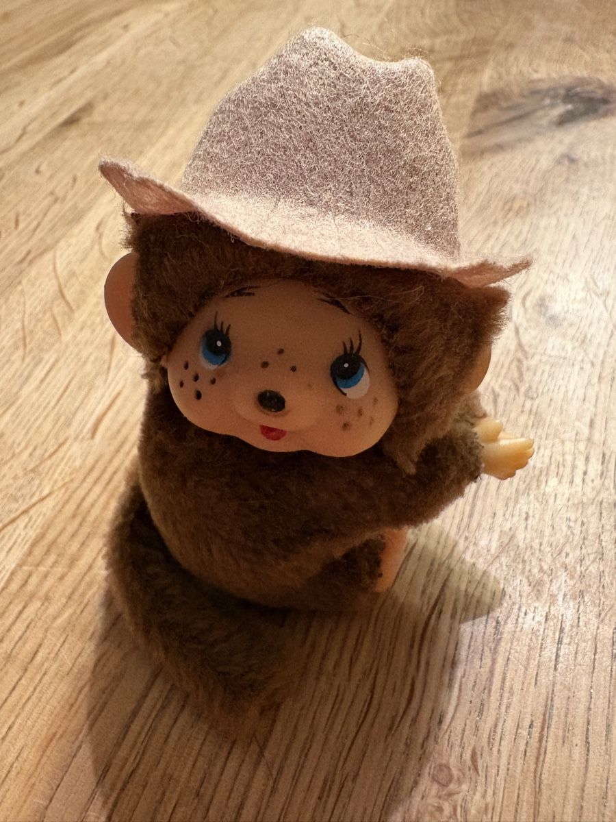Monchhichi Giocattoli: Monchhichi Vintage mit Hut, ca 9cm – Usato da Gossau SG venduto da Dobby1974