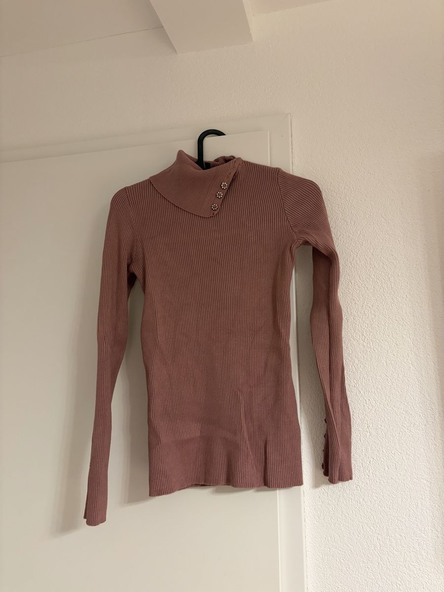 Maglioni & Felpe: Pullover mit Glitzerblumenknöpfen – Usato da Wangen b. Olten venduto da Nanii