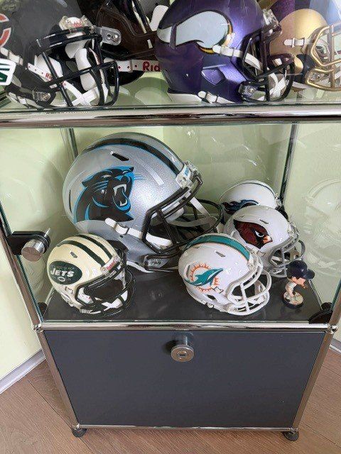 Vetrine: USM Vitrine mit NFL Helmen etc. – Usato da Bern venduto da howi72 3