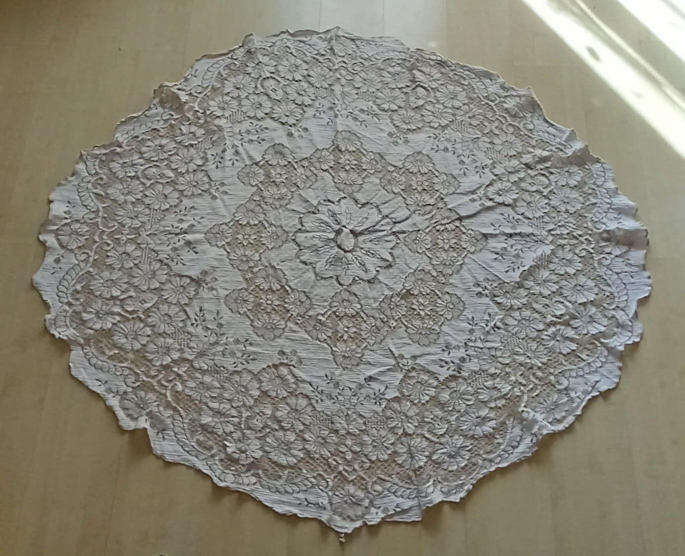 Altra biancheria da tavola: SPITZENTISCHDECKE RUND ( 150 CM) – Usato da Huttwil venduto da Kunterbuntli