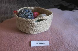rundes Körbchen mit zwei Henkel gehäkelt /ca 18x8cm
