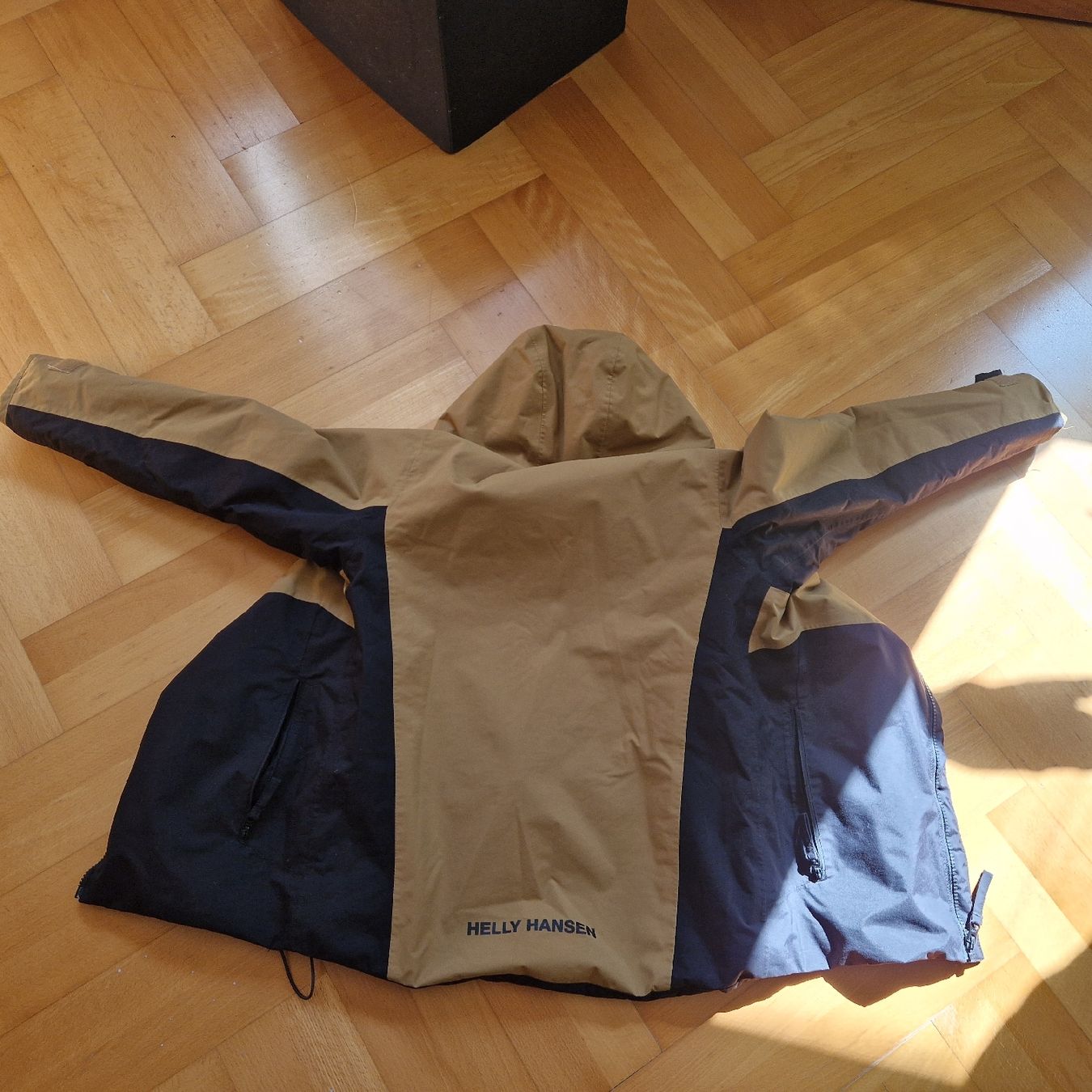Helly Hansen Giacche: Robuste schwarz-braune Winterjacke Helly Hansen Gr. 140 – Usato da Zürich venduto da Kauh 4
