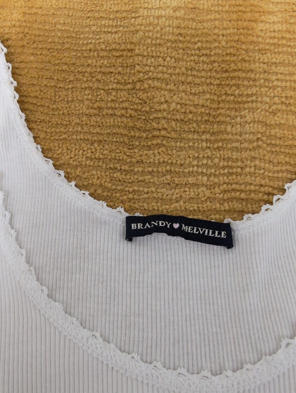 Brandy Melville Top: Canotta Brandy Melville bianca nuova – Nuovo (secondo la descrizione) da S. Pietro venduto da van_2826 1