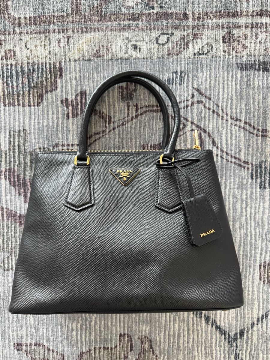 Prada Taschen für Damen: Prada Saffiano Bag Black – Gebraucht aus Oberägeri von FAD91