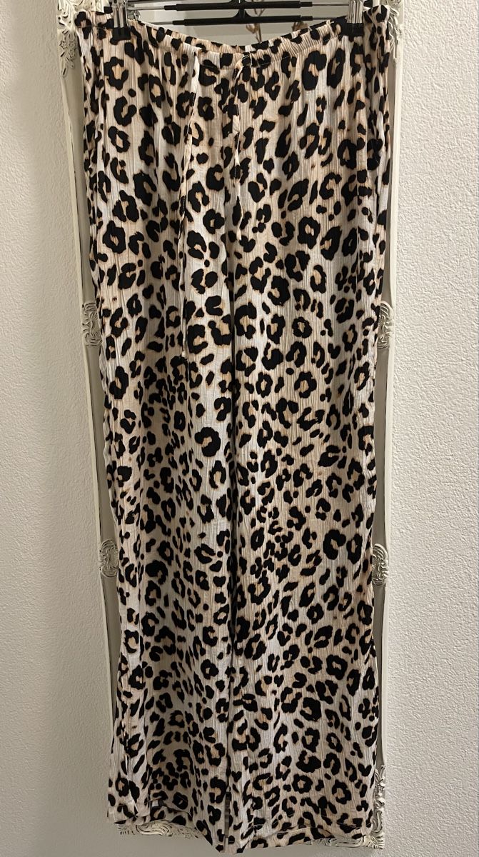 Hosen: Sommerhose mit Leopardenmuster, Grösse M, NEU – Neu (gemäss Beschreibung) aus Meikirch von Hilfe_Waisentiere