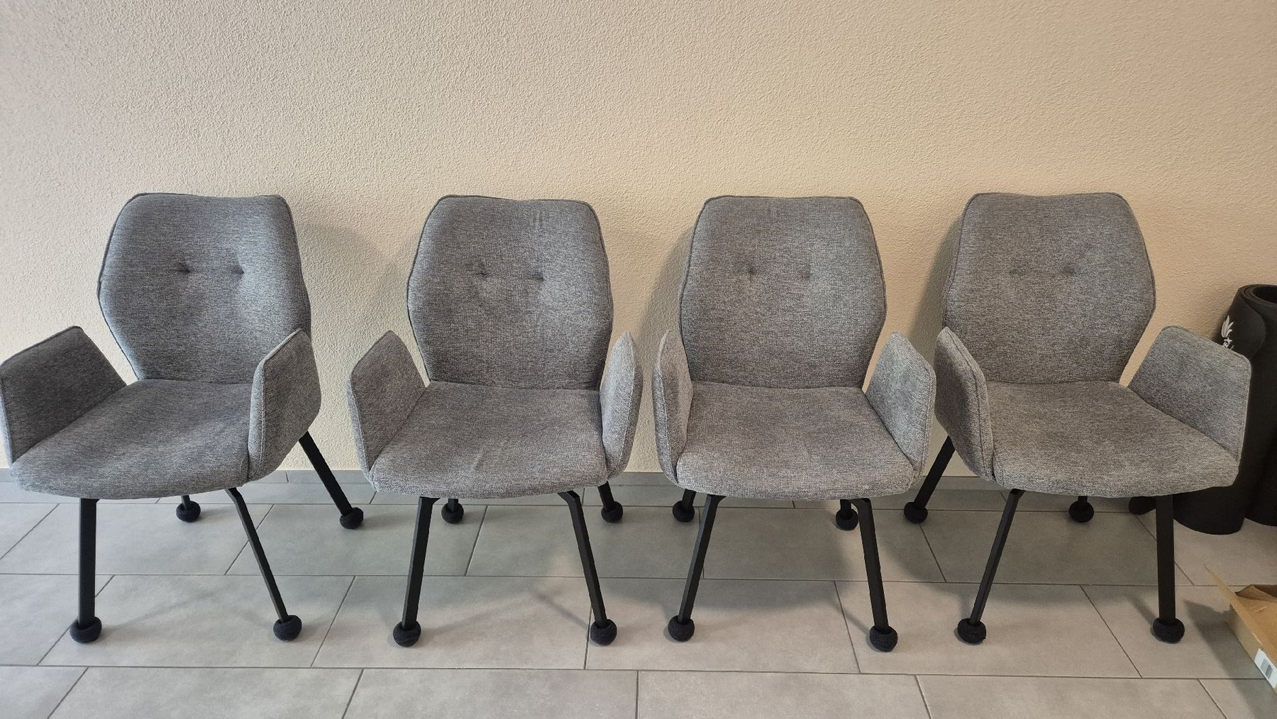 Stühle: Moderne Esszimmerstühle 4er Set Grau Drehbar – Gebraucht aus Lenzburg von Nabeirhood