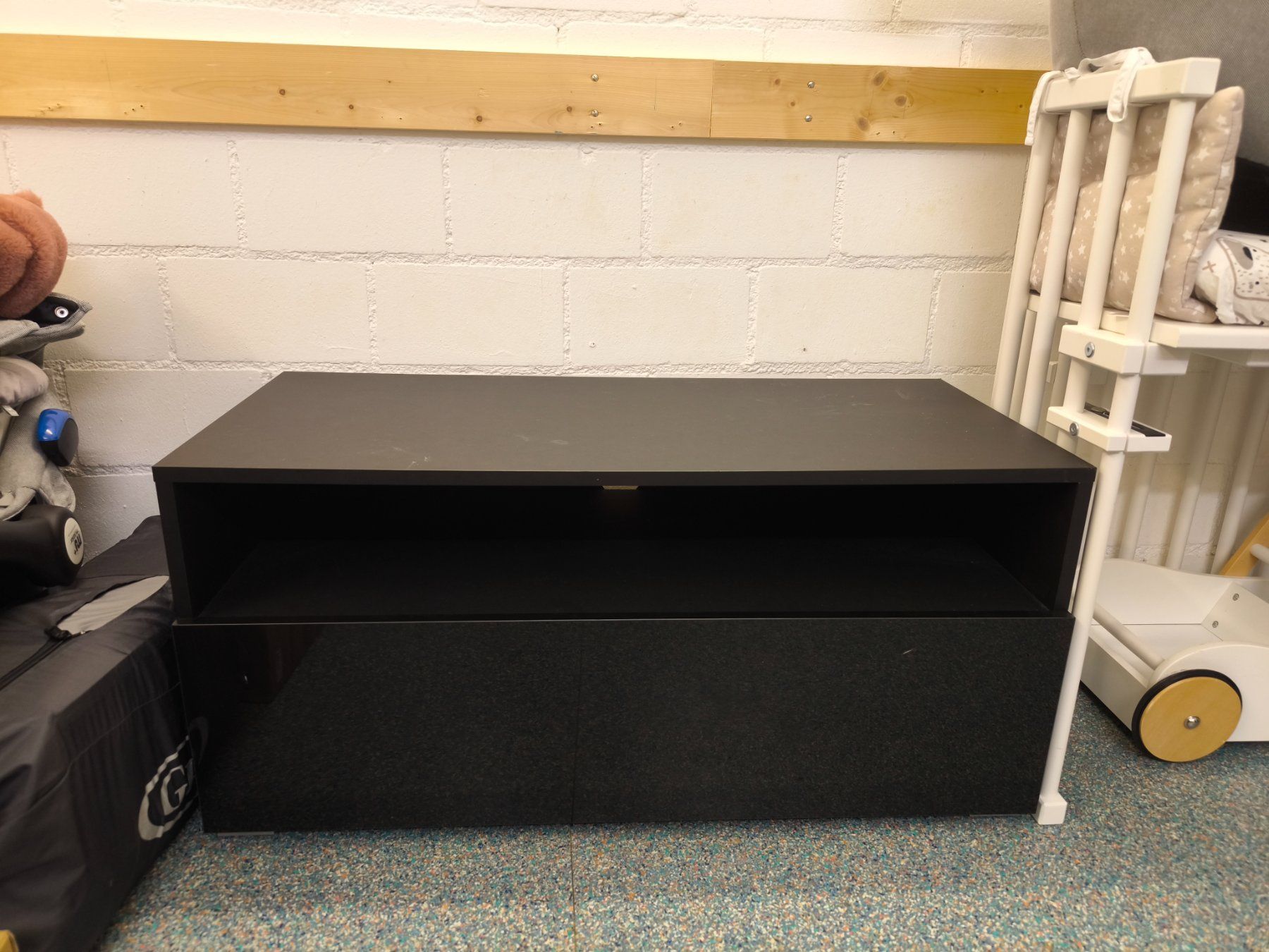 Mobili TV: Kleines Sideboard, TV-Möbel, schwarz – Usato da Fahrwangen venduto da lea_bgp9 1