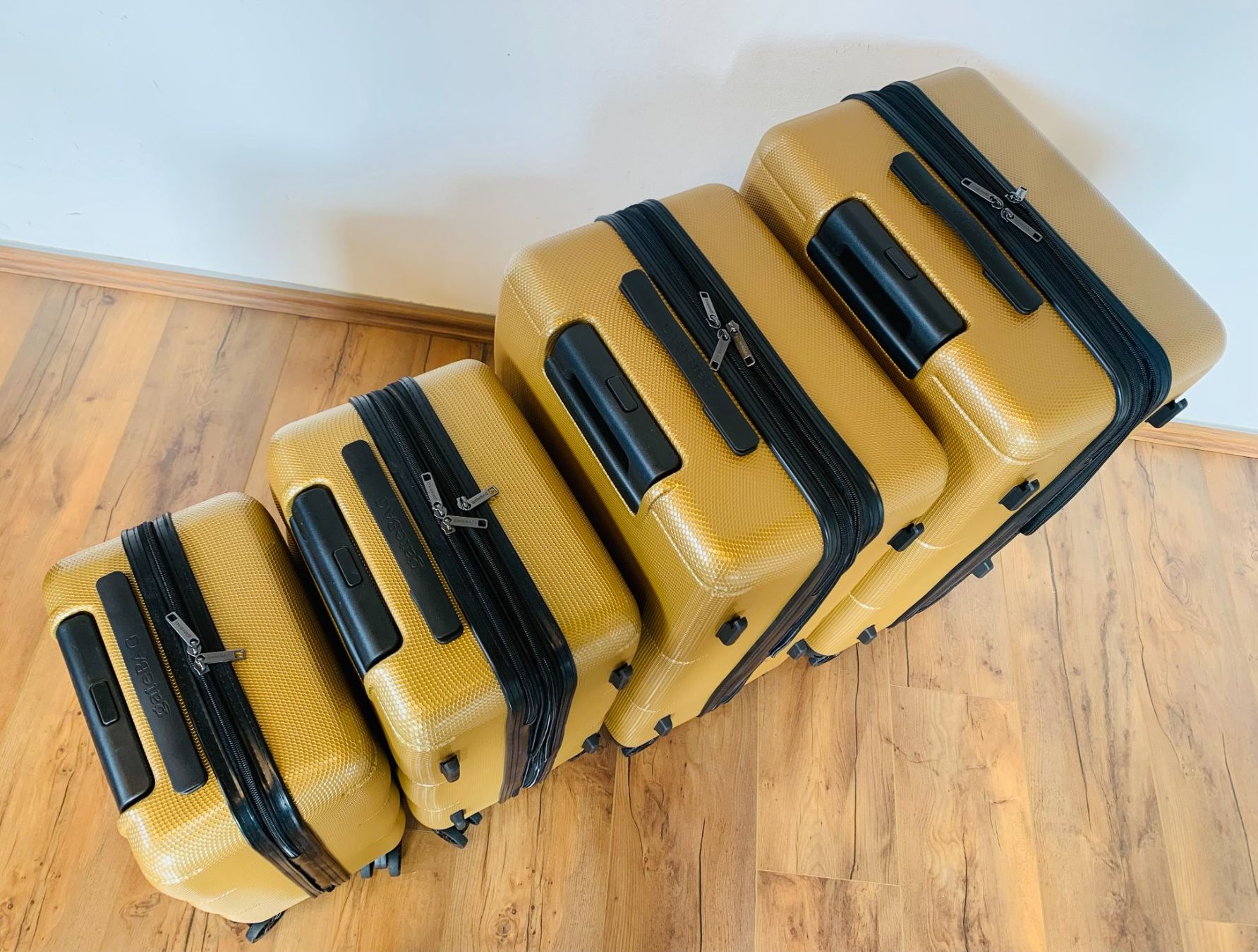 Valigie: 4 teiliges Koffer Polycarbonat gateBAG BUNDLE GOLD NEU – Nuovo e nell'imballaggio originale da Bergdietikon venduto da shopAgent 4