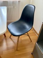 4 Esszimmerstühle schwarz mit Holz im Vitra Eames-Style