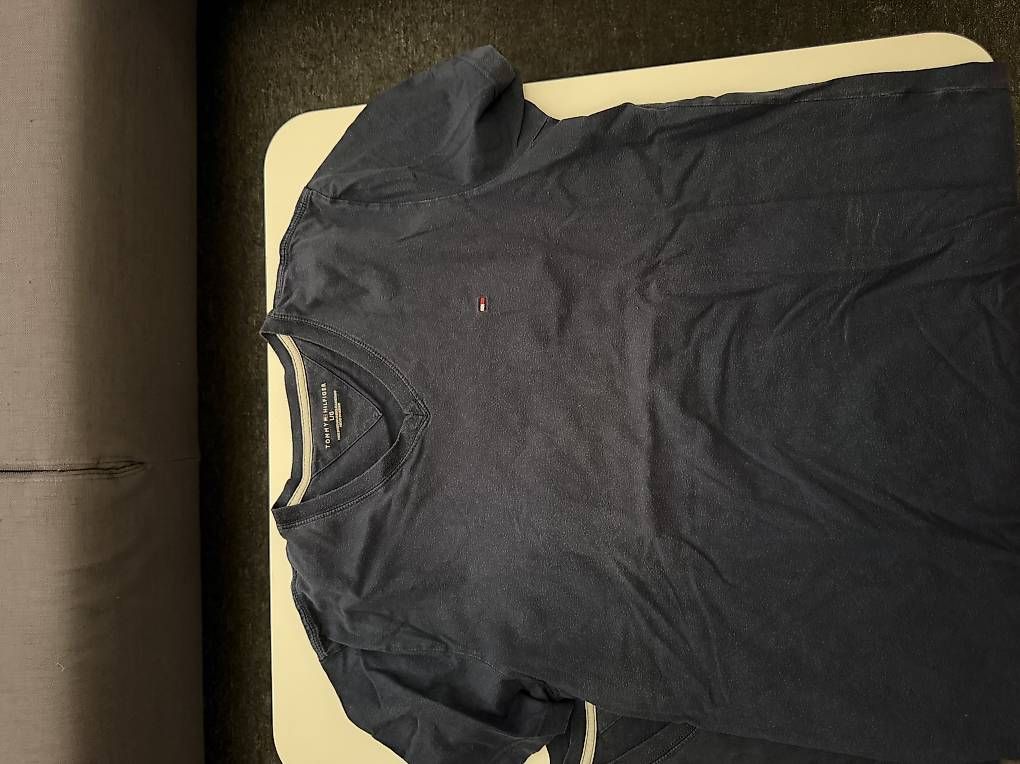 T-shirts: Diverse Tommy Hilfiger Basic Shirts – D'occasion à Märstetten par sha_9p7c