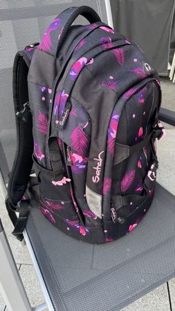 Satch Schulrucksack schwarz lila Muster guter Zustand